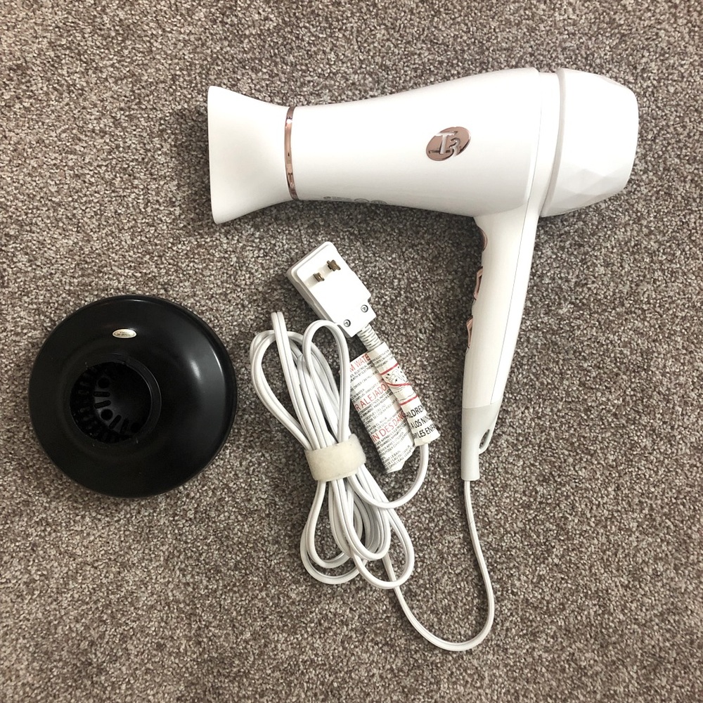 T3 Featherweight Luxe 2i Hair Dryer with diffuser